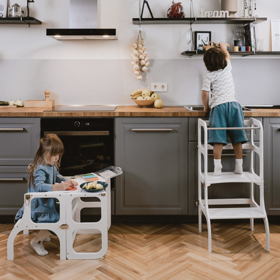 Transformējamais kāpslītis tiek izmantots virtuvē 2 veidos - uz kāpšļa pakāpies zēns un pie galda sēž meitene
